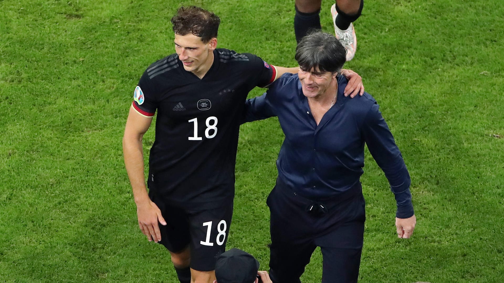 Geschafft: Leon Goretzka und Bundestrainer Joachim Löw (r.) freuen sich über den Achtelfinaleinzug mit der DFB-Elf. Geschafft: Leon Goretzka und Bundestrainer Joachim Löw (r.) freuen sich über den Achtelfinaleinzug mit der DFB-Elf.