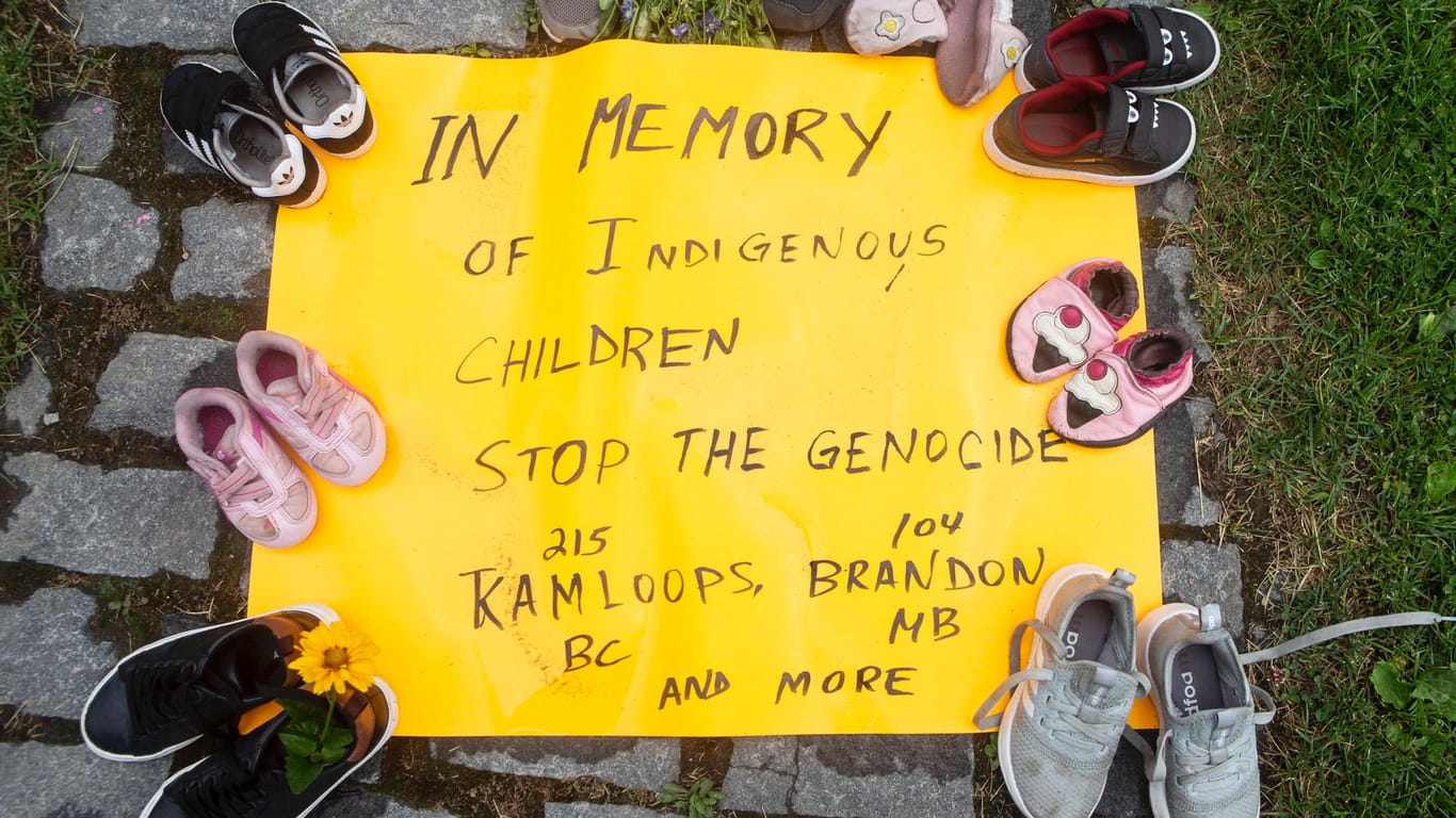 "Im Gedenken an indigene Kinder": Kinderschuhe sind zum Symbol des Protests und Gedenken geworden.