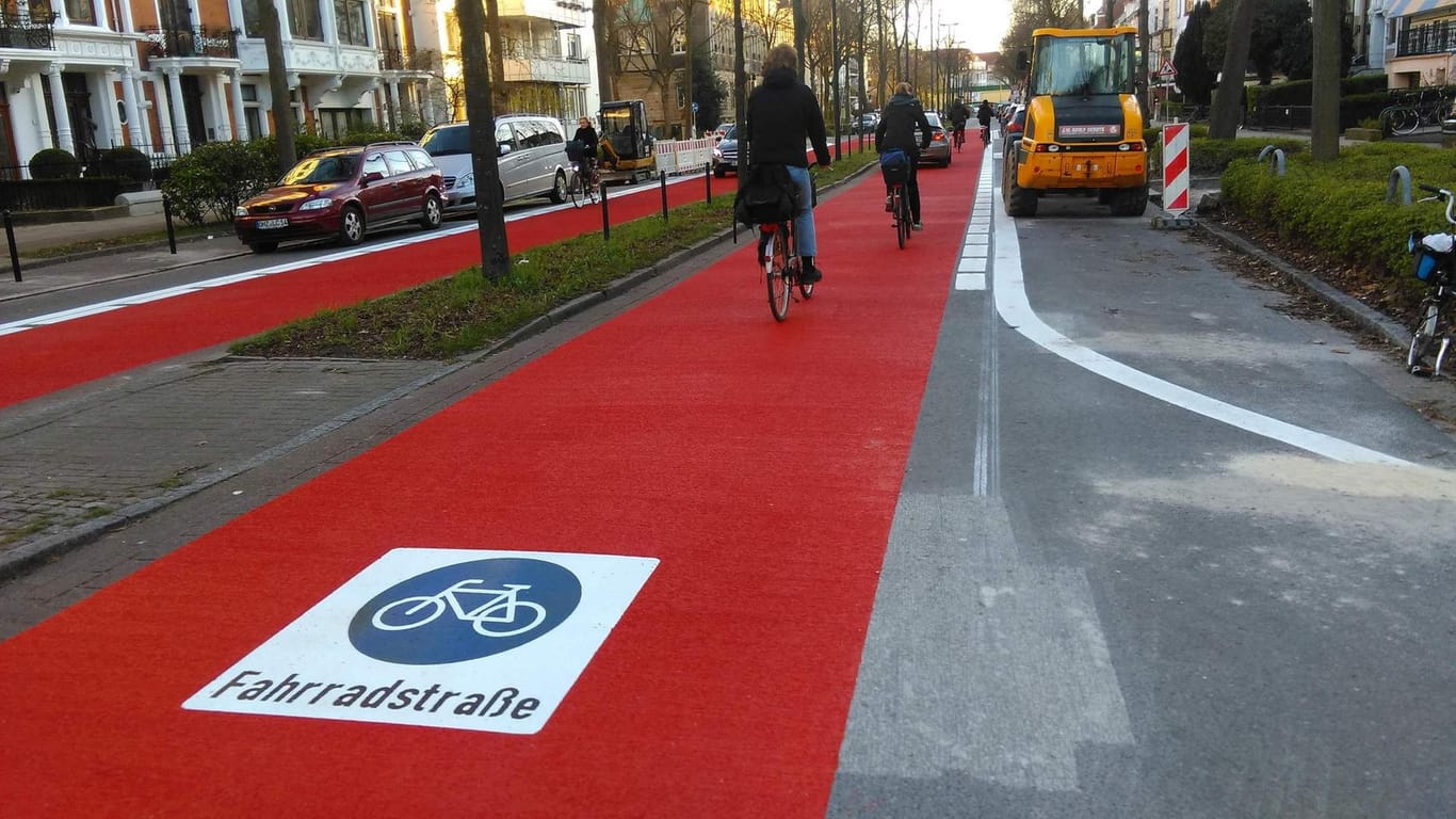 Diese Bremer Fahrradstraße ist nicht zu übersehen – die eindeutige Markierung verspricht Sicherheit.