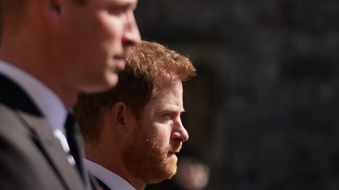 Prinz William (l) und sein Bruder Prinz Harry nehmen an dem Trauermarsch für den verstorbenen Queen-Ehemann Prinz Philip, Herzog von Edinburg, auf Schloss Windsor teil.