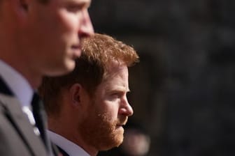 Prinz William (l) und sein Bruder Prinz Harry nehmen an dem Trauermarsch für den verstorbenen Queen-Ehemann Prinz Philip, Herzog von Edinburg, auf Schloss Windsor teil.