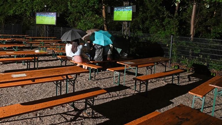 Fans verfolgen das deutsche Spiel in einem Münchner Biergarten.