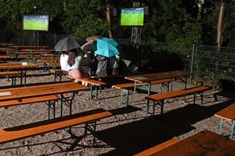 Fans verfolgen das deutsche Spiel in einem Münchner Biergarten.