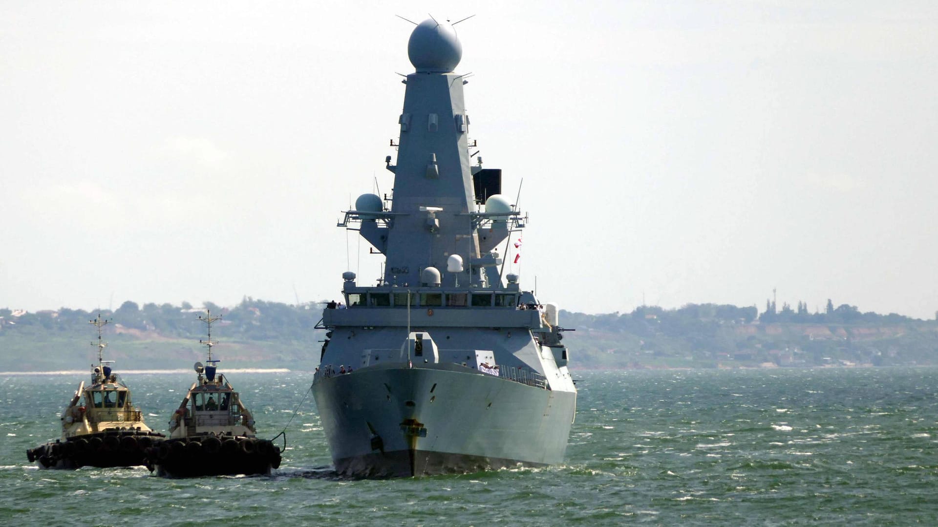 HMS Defender: Gut ein Dutzend russische Kampfjets seien über das Kriegsschiff hinweg gejagt, berichten Reporter von Bord. HMS Defender: Gut ein Dutzend russische Kampfjets seien über das Kriegsschiff hinweg gejagt, berichten Reporter von Bord.