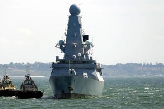 HMS Defender: Gut ein Dutzend russische Kampfjets seien über das Kriegsschiff hinweg gejagt, berichten Reporter von Bord.