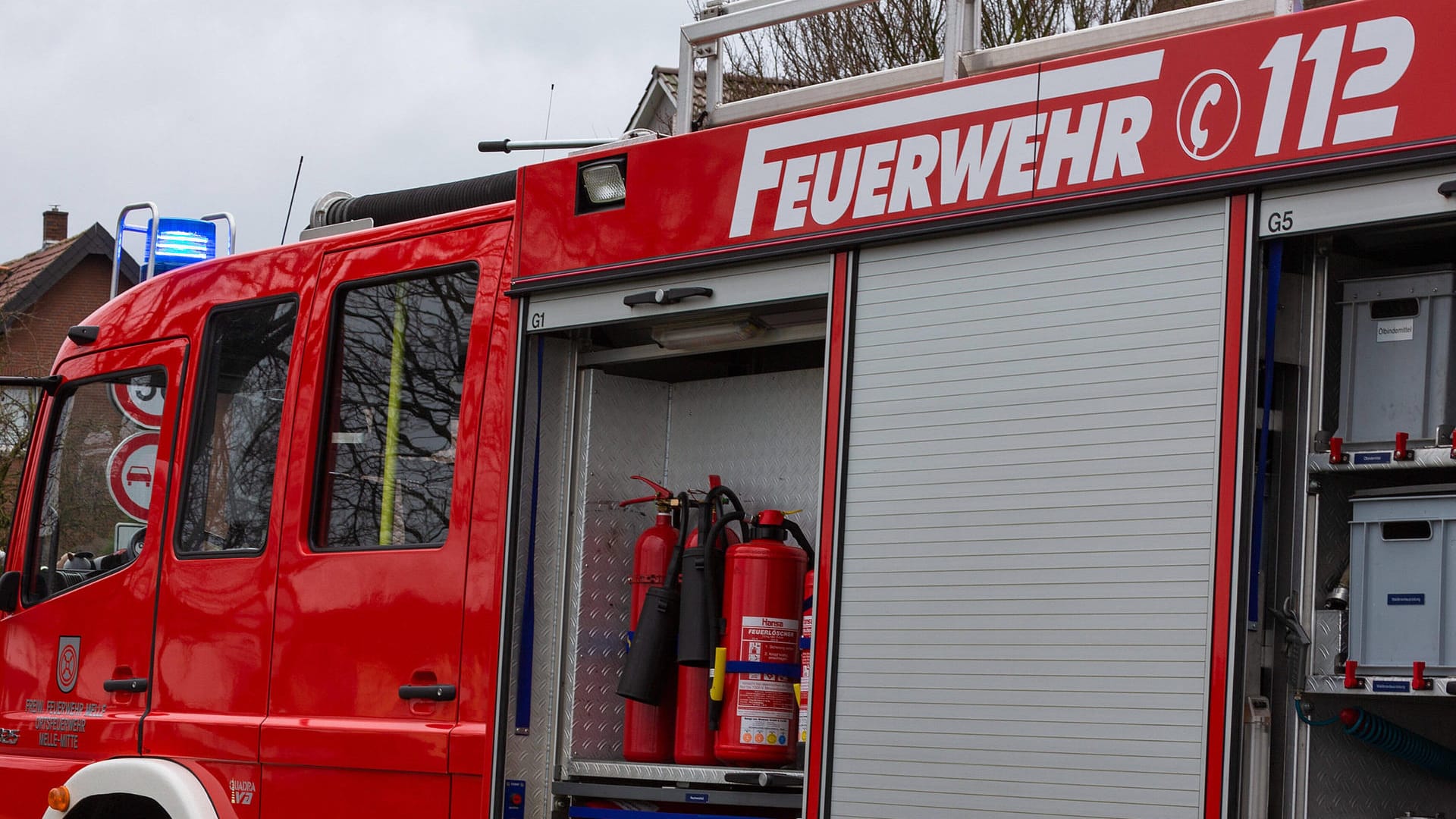 Ein Einsatzfahrzeug der Feuerwehr (Symbolbild): Die Polizei ermittelt nun wegen Branstiftung. Ein Einsatzfahrzeug der Feuerwehr (Symbolbild): Die Polizei ermittelt nun wegen Branstiftung.