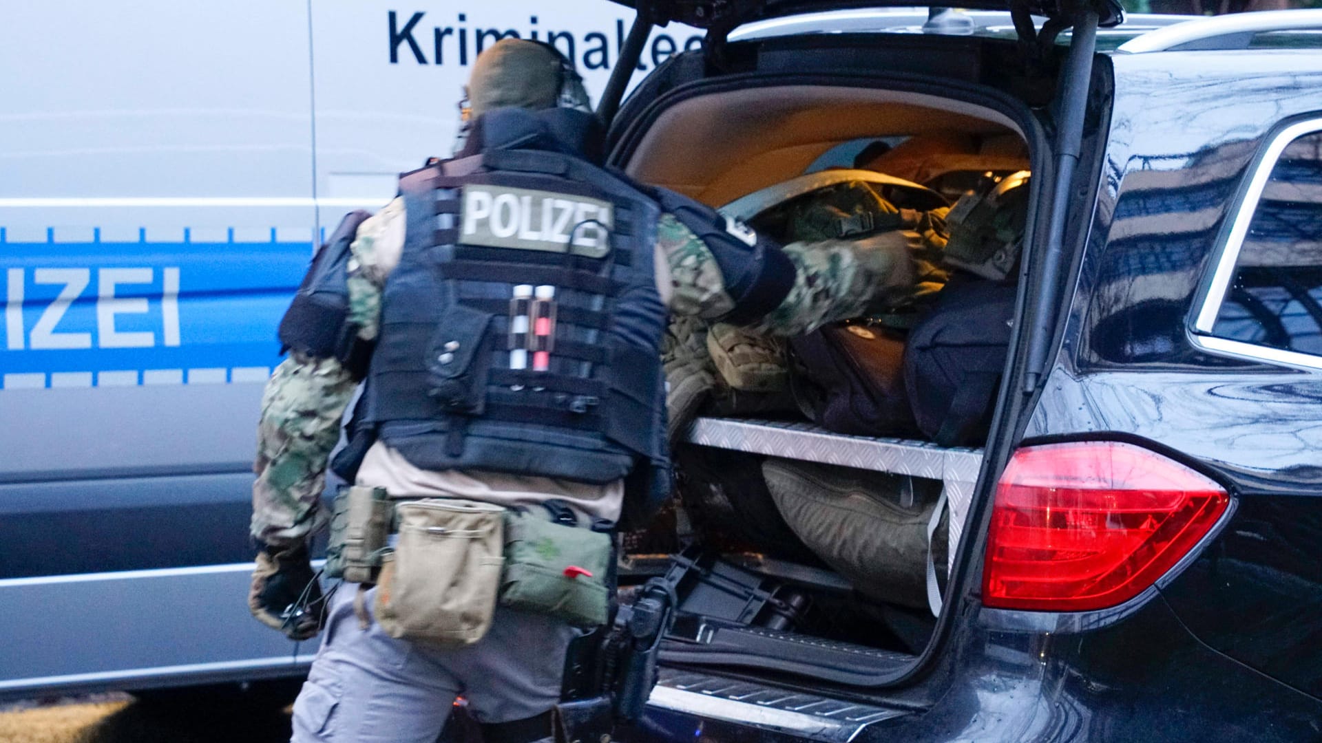 Polizei-Einsatz in Berlin (Symbolbild): Donnerstagmorgen stürmten Spezialkräfte Wohnungen von Angehörigen zweier Berliner Clans. Polizei-Einsatz in Berlin (Symbolbild): Donnerstagmorgen stürmten Spezialkräfte Wohnungen von Angehörigen zweier Berliner Clans.