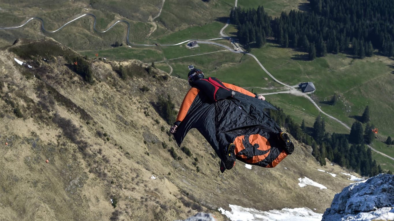 Basejumper mit Wingsuit (Symbolbild): Für einen Mann im Schweizer Kanton St. Gallen endete der Sprung tödlich.