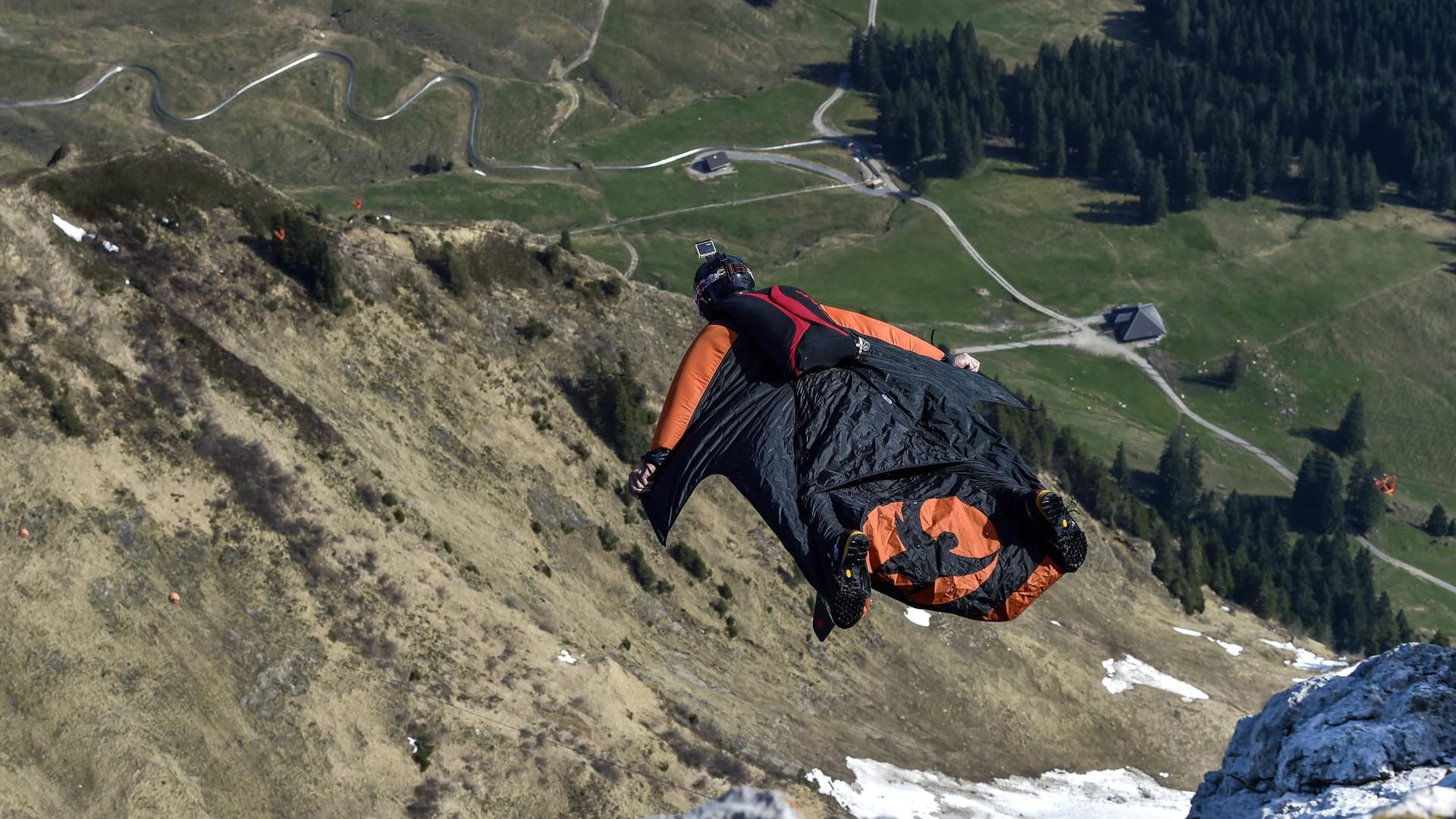 Basejumper mit Wingsuit (Symbolbild): Für einen Mann im Schweizer Kanton St. Gallen endete der Sprung tödlich. Basejumper mit Wingsuit (Symbolbild): Für einen Mann im Schweizer Kanton St. Gallen endete der Sprung tödlich.