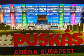 Bunt beleuchtet: Die Puskas-Arena in Budapest am Mittwochabend beim Spiel zwischen Portugal und Frankreich.