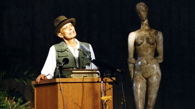 Joseph Beuys spricht im Lehmbruck-Museum in Duisburg.