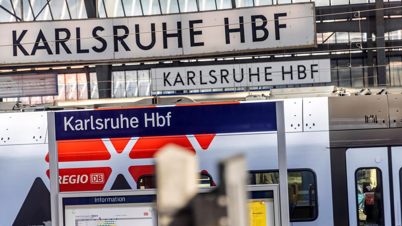 Hauptbahnhof Karlsruhe mit Stationsschild (Archivbild): Hier musste ein Zug eine Vollbremsung hinlegen.