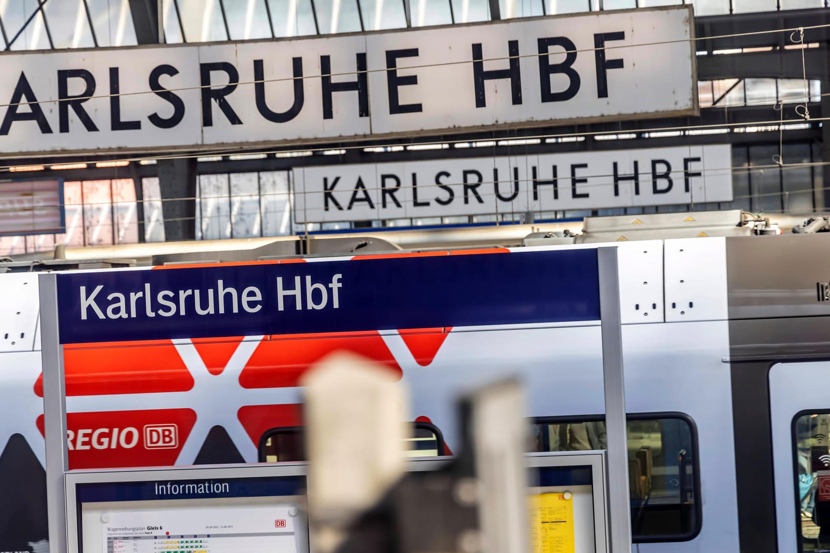 Hauptbahnhof Karlsruhe mit Stationsschild (Archivbild): Hier musste ein Zug eine Vollbremsung hinlegen.