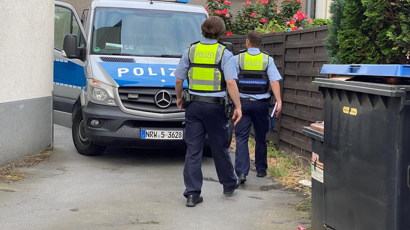 Einsatzkräfte gehen bei einer Razzia zu einem Polizeiwagen: Bei einer Clan-Razzia im Ruhrgebiet haben Einsatzkräfte mehrere Objekte durchsucht.