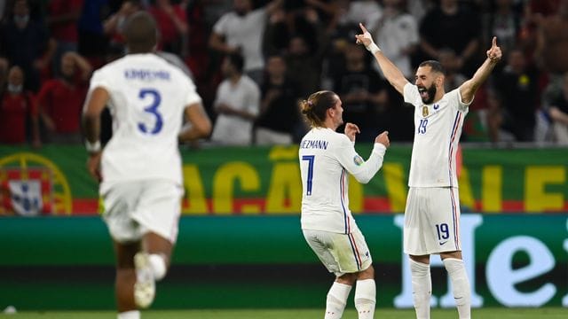 Karim Benzema (r) hat die Herzen der französischen Fans zurückerobert.