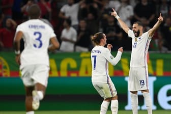 Karim Benzema (r) hat die Herzen der französischen Fans zurückerobert.