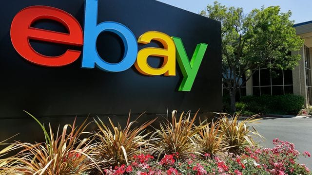 Das Logo von ebay am Hauptsitz in San Jose.