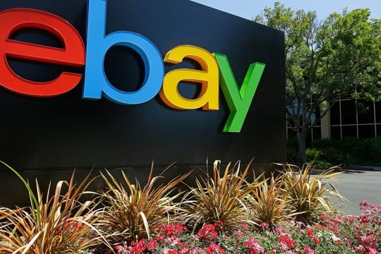 Das Logo von ebay am Hauptsitz in San Jose.
