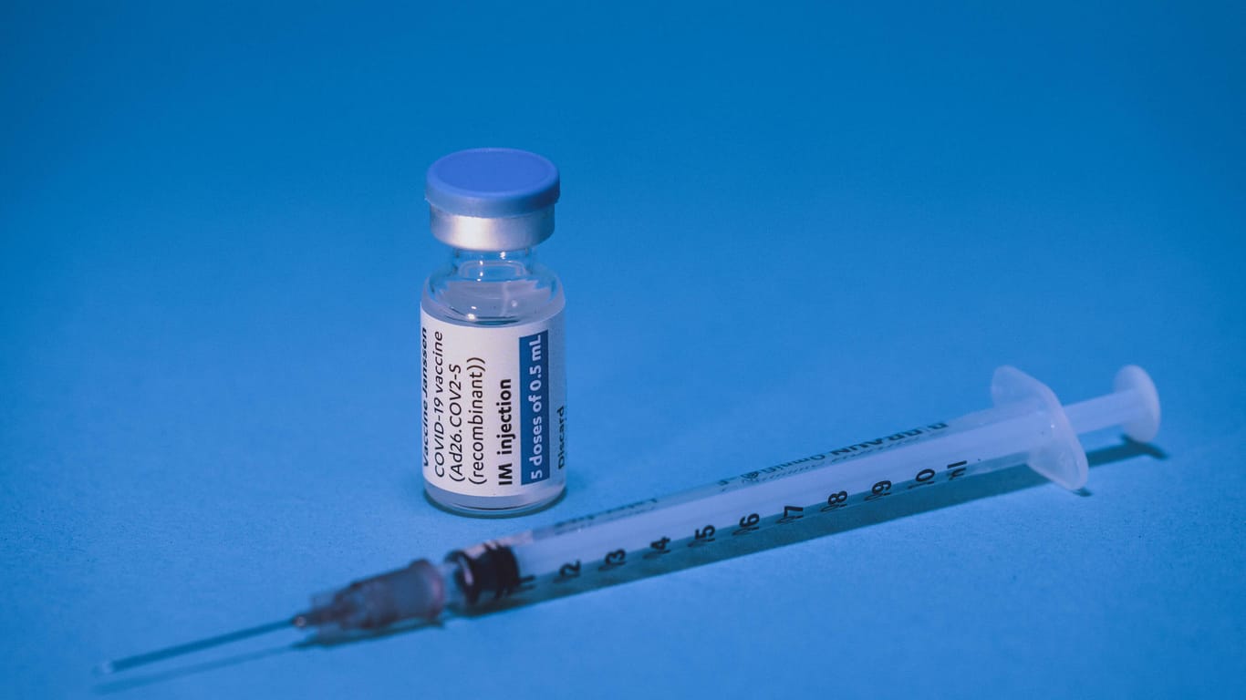Eine Ampulle des Johnson & Johnson-Impfstoffes mit einer Spritze (Symbolbild): 1.000 Dosen des Impfstoffes erhält das Land Bremen zusätzlich.