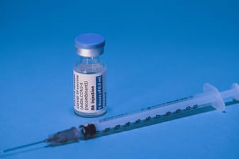 Eine Ampulle des Johnson & Johnson-Impfstoffes mit einer Spritze (Symbolbild): 1.000 Dosen des Impfstoffes erhält das Land Bremen zusätzlich.