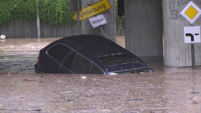 Auto treibt durch eine Unterführung Auto treibt durch eine Unterführung