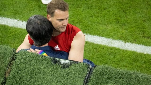 Nach dem EM-Fußball-Krimi umarmt Deutschlands Torhüter Manuel Neuer (r) den Bundestrainer Joachim Löw.