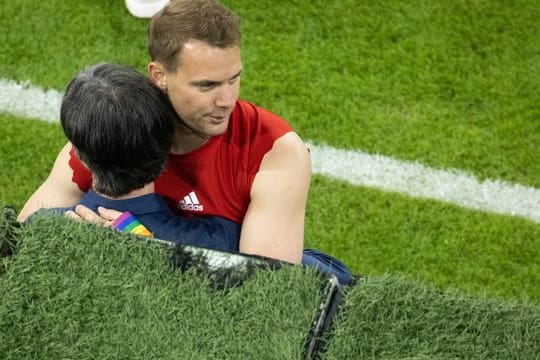 Nach dem EM-Fußball-Krimi umarmt Deutschlands Torhüter Manuel Neuer (r) den Bundestrainer Joachim Löw.