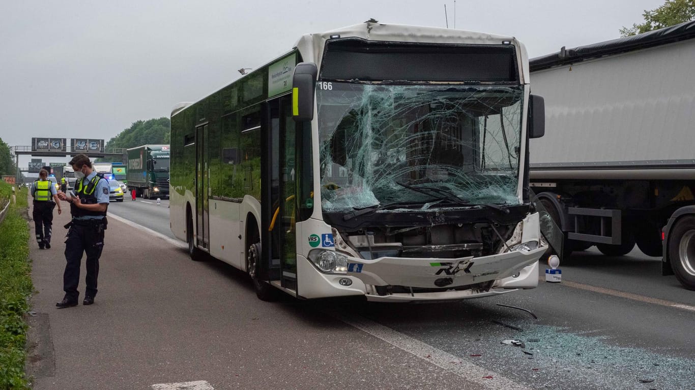 Die zerstörte Front des Linienbusses: Der Fahrer befand sich während des Unfalls allein in dem Fahrzeug.