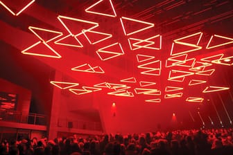Grid: Das Kunstwerk kombiniert Kinetik, Licht und elektronische Musik zu einer riesigen, audiovisuellen Raumskulptur, die über den Besuchern zu schweben scheint.