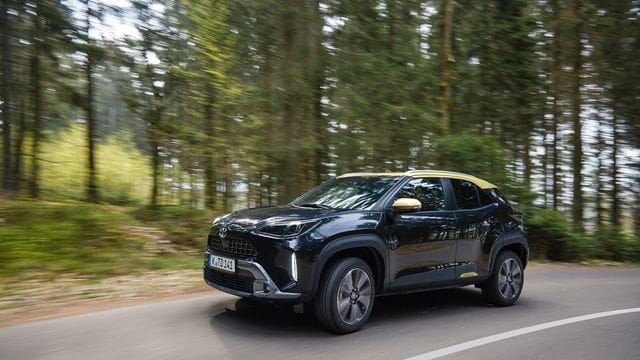 Ende im Gelände? Muss beim Toyota Yaris Cross nicht sein, ihn bieten die Japaner auch mit Allradantrieb an. Ende im Gelände? Muss beim Toyota Yaris Cross nicht sein, ihn bieten die Japaner auch mit Allradantrieb an.