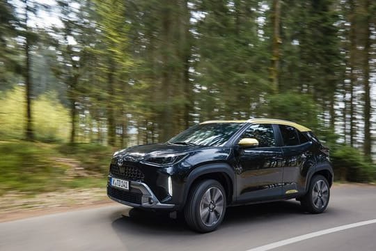 Ende im Gelände? Muss beim Toyota Yaris Cross nicht sein, ihn bieten die Japaner auch mit Allradantrieb an.