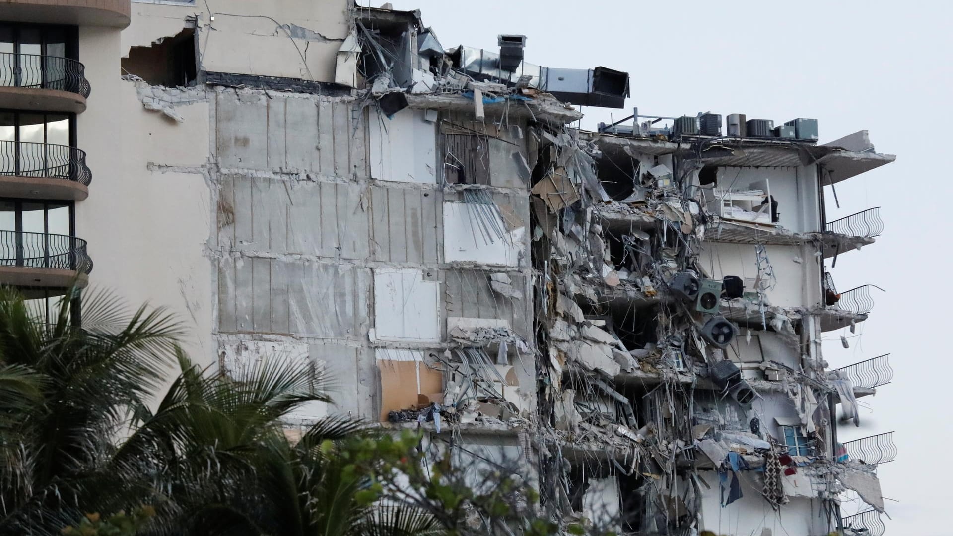 Trümmer in Miami: Noch ist unklar, wieviele Menschen sich in dem Gebäude während des Einsturzes aufhielten.