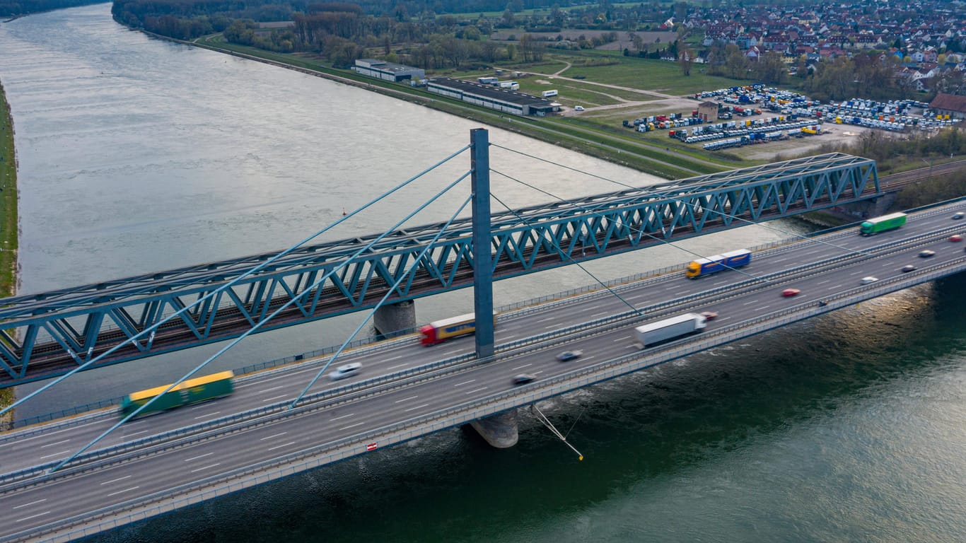 Die Rheinbrücke in Karlsruhe-Maxau (Archivbild): Weil die Brücke überlastet ist, soll eine weitere entstehen.
