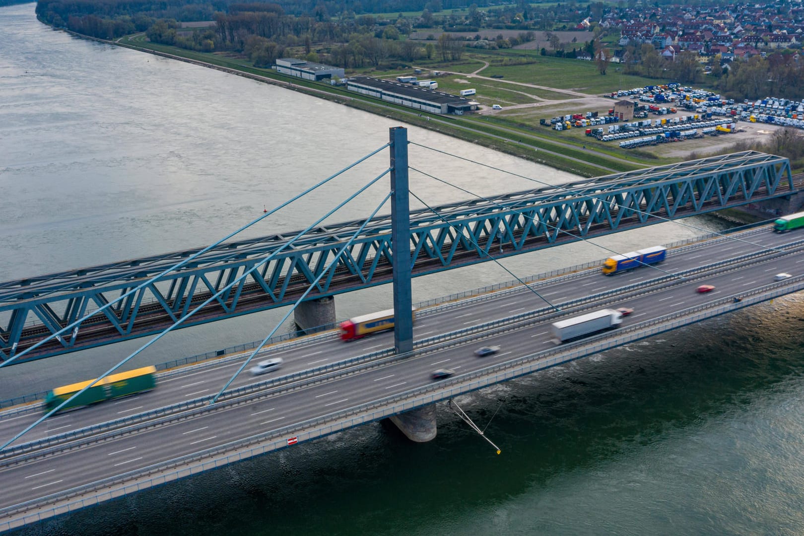 Die Rheinbrücke in Karlsruhe-Maxau (Archivbild): Weil die Brücke überlastet ist, soll eine weitere entstehen.