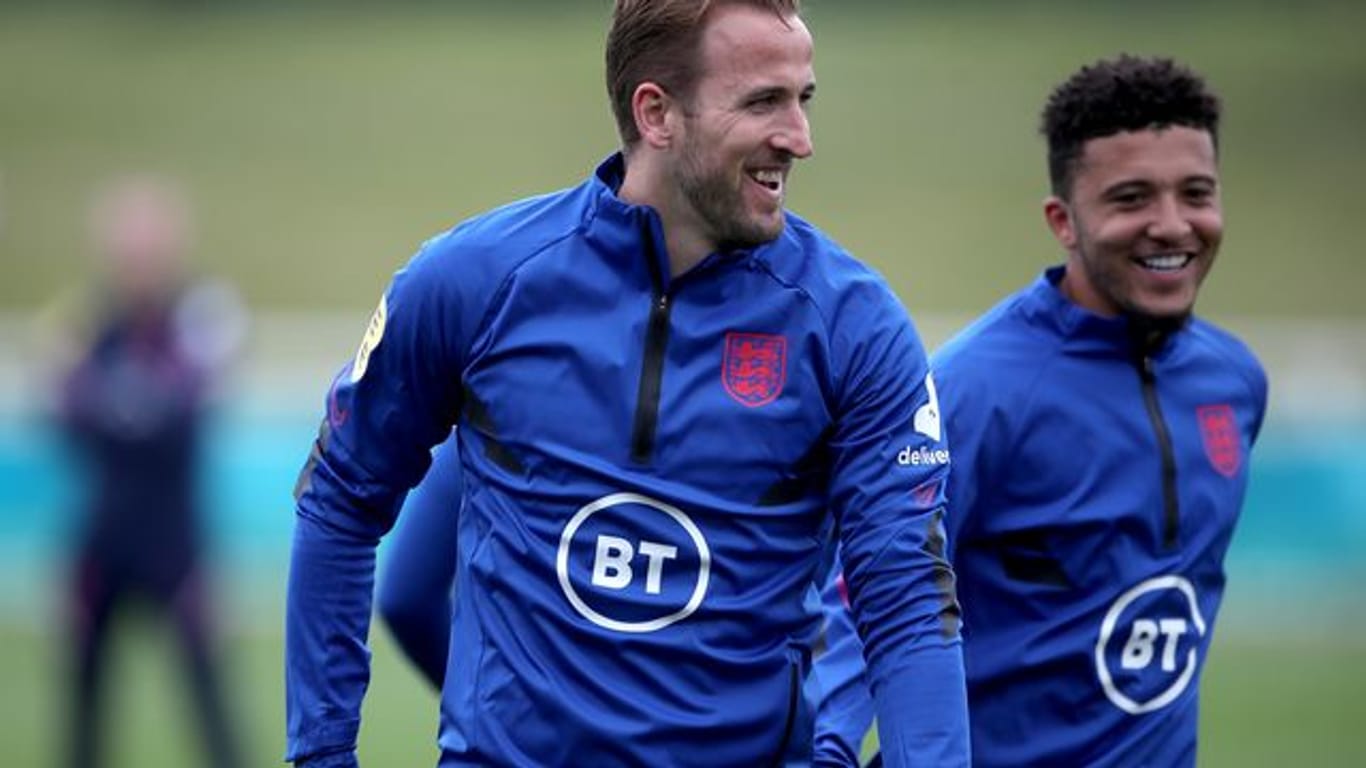 Harry Kane (l) und Jadon Sancho trainieren mit bester Laune.