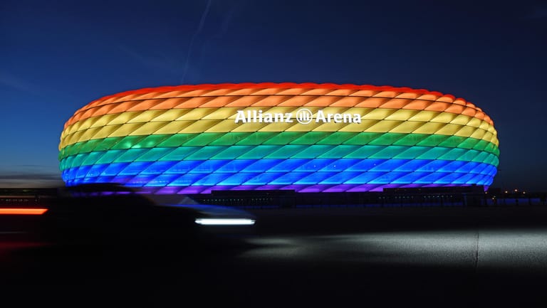 Die Allianz Arena leuchtet anlässlich des Christopher Street Days in Regenbogenfarben: Auch während der Europameisterschaft wollte München ein Zeichen setzen, das hat die Uefa allerdings verhindert.