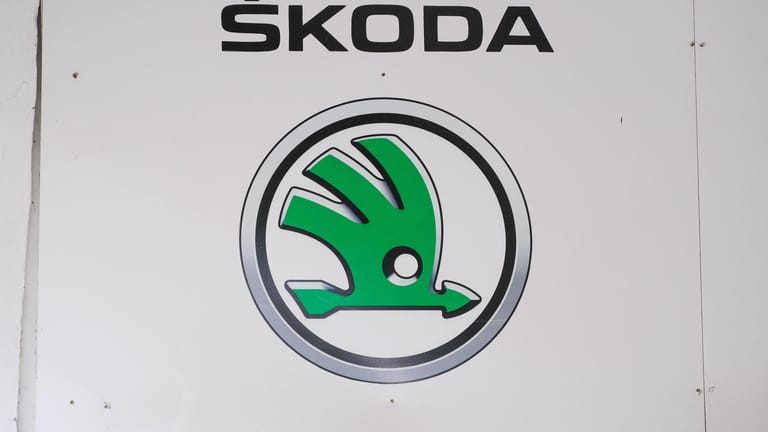 Skoda-Logo: Laut Skoda müsse man davon ausgehen, dass in den nächsten ein bis zwei Wochen eine komplette Produktion nicht mehr möglich sein werde.