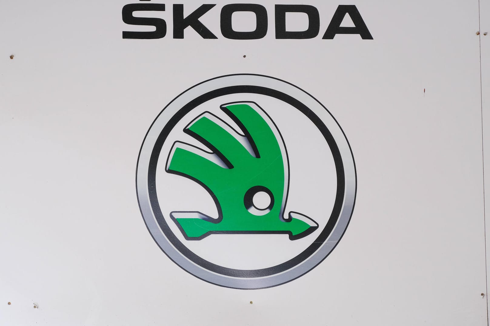 Skoda-Logo: Laut Skoda müsse man davon ausgehen, dass in den nächsten ein bis zwei Wochen eine komplette Produktion nicht mehr möglich sein werde.