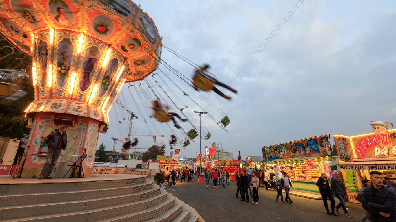 Ein Kettenkarussel (Symbolbild): Der Rummel soll in diesem Jahr als Pop-Up-Freizeitpark stattfinden.