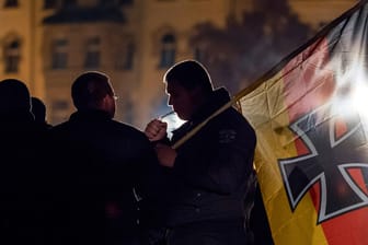 Rechtsextreme bei einer Kundgebung (Symbolbild): Das eiserne Kreuz ist ein beliebtes Symbol bei Neonazis.