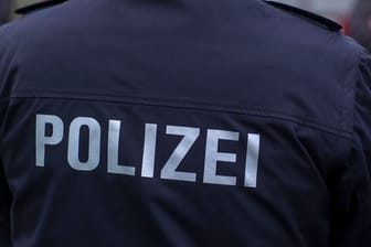 "Polizei" steht auf der Uniform eines Polizisten (Symbolbild): 167 Fahrten wurden von den Beamten abgebrochen.