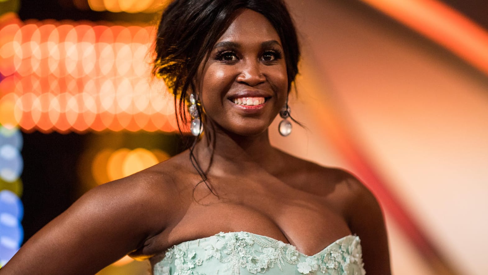 Motsi Mabuse: Die "Let's Dance"-Jurorin feiert im Netz die Liebe.