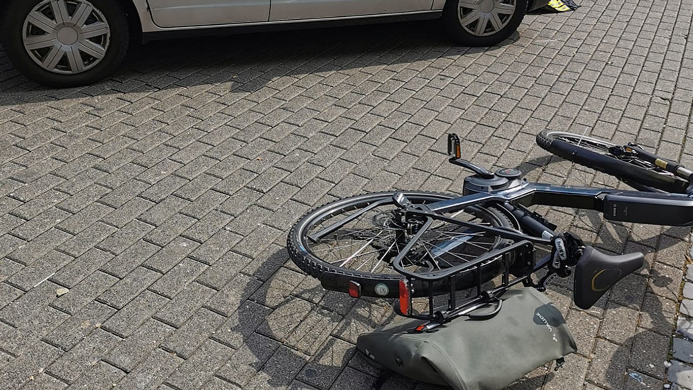 Das E-Bike liegt neben dem Polo auf dem Boden: Der 58-jährige Radfahrer wurde bei dem Unfall schwer verletzt.