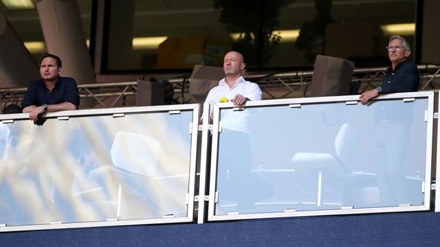 Englands Stürmerlegende Alan Shearer (M) verfolgt das Spiel gegen Kroatien auf der Tribüne.