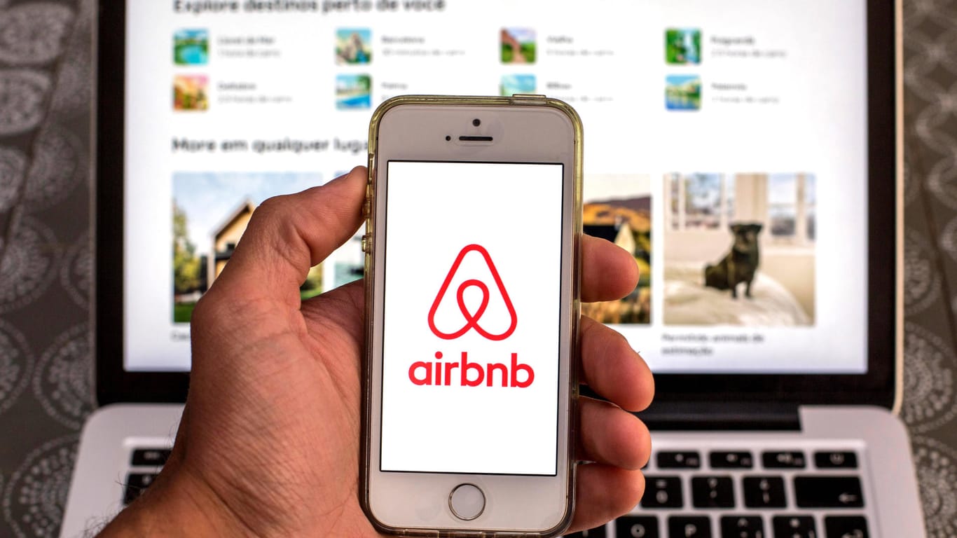 Auf einem Smartphone ist das Logo von Airbnb zu sehen (Symbolbild): Das Ferienwohnungsportal scheiterte mit einer Klage gegen das Land Berlin.