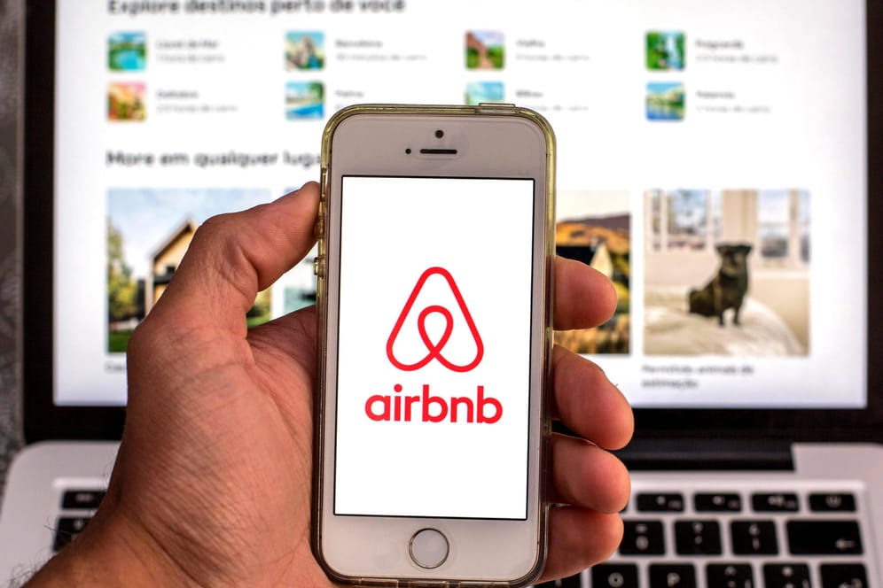 Auf einem Smartphone ist das Logo von Airbnb zu sehen (Symbolbild): Das Ferienwohnungsportal scheiterte mit einer Klage gegen das Land Berlin.