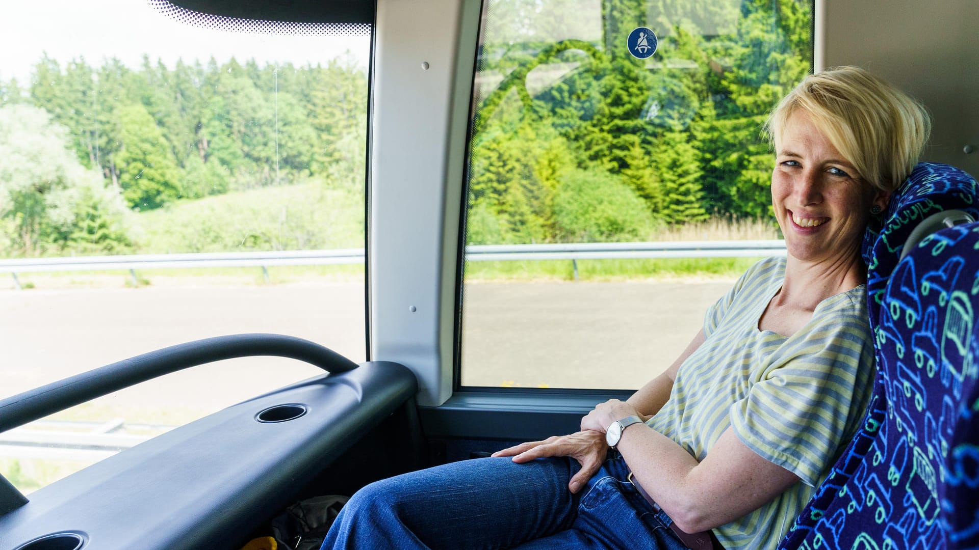 Bürgermeisterin Katrin Habenschaden im Bergbus: Die Stadt unterstützt das Projekt.