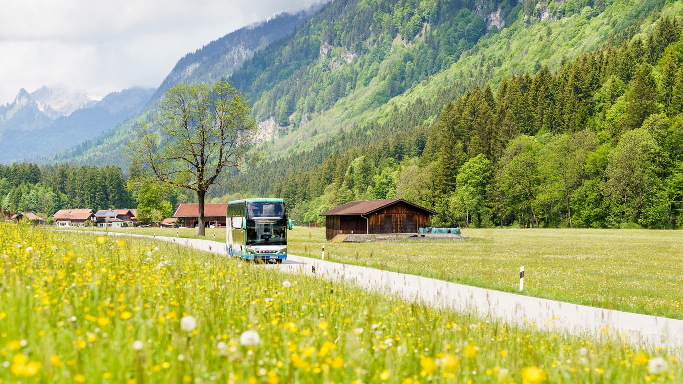 Der Bergbus fährt durch die Ammergauer Alpen: Hier gibt es zwei Routen für die Ausflügler.
