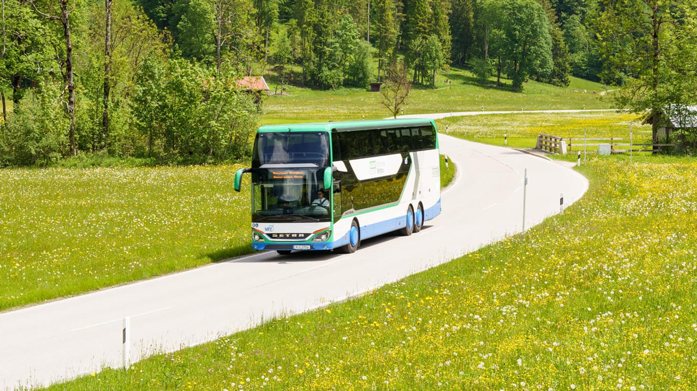 Der Bergbus unterwegs: Der Bus soll die Parkplatzsituation in den Ausflugsorten entzerren.