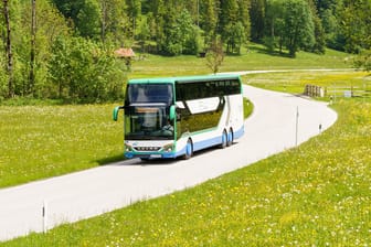 Der Bergbus unterwegs: Der Bus soll die Parkplatzsituation in den Ausflugsorten entzerren.